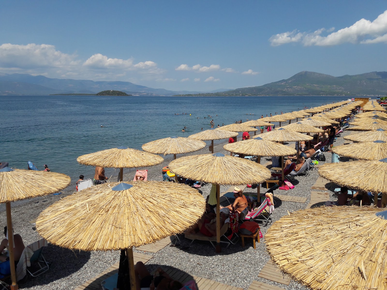 Foto de Asproneri beach II respaldado por acantilados