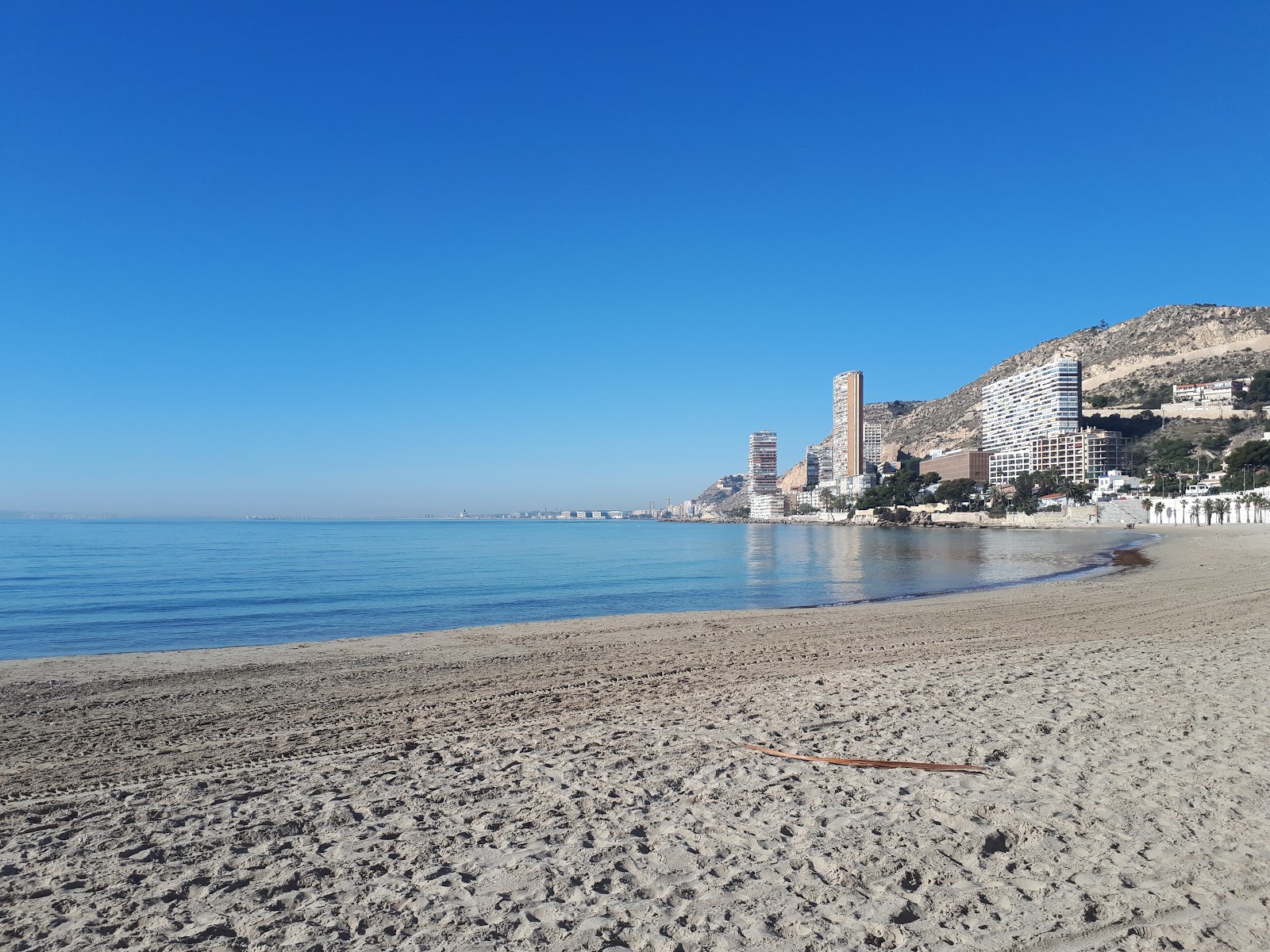 Photo de Plage d'Albufereta avec sable lumineux de surface