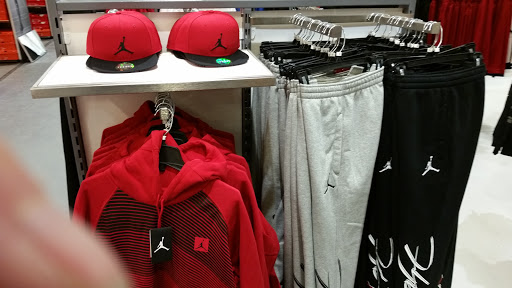 Clothing Store «Nike Factory Store», reviews and photos, 38500 Tanger Dr #101, North Branch, MN 55056, USA