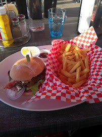 Cheeseburger du Restaurant américain Holly's Diner à Vierzon - n°20