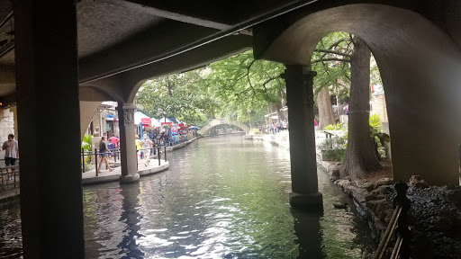 Liquor Store «Riverwalk Wines & Spirits», reviews and photos, 405 E Commerce St, San Antonio, TX 78205, USA
