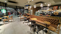 Atmosphère du Café Starbucks Coffee - Autogrill. Porte de la Drôme A49 à La Baume-d'Hostun - n°15