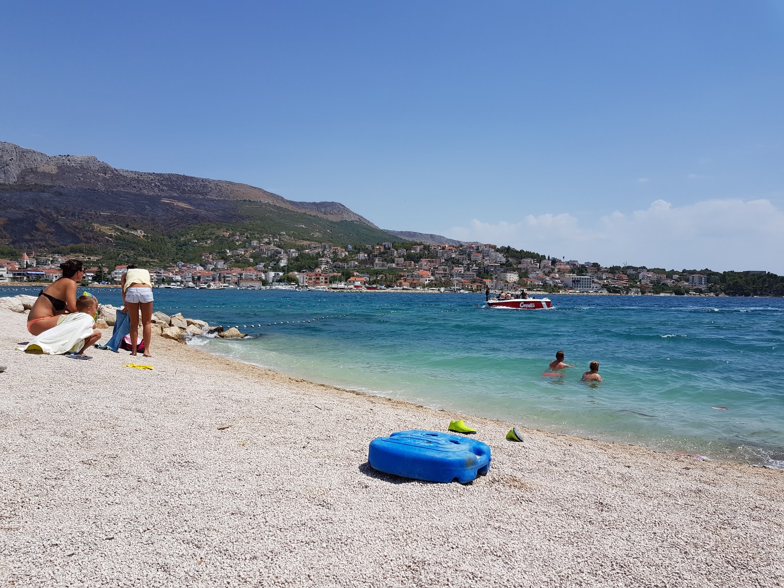 Foto de Stobrec beach con agua cristalina superficie