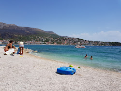 Φωτογραφία του Stobrec beach με πολλοί ευρύχωροι κόλποι