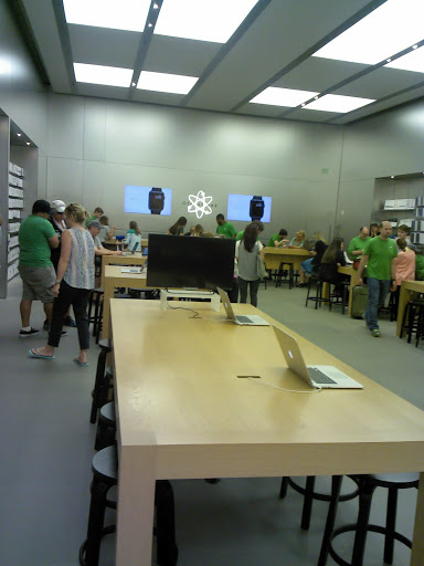 Computer Store «Apple Greenwich Avenue», reviews and photos, 356 Greenwich Ave, Greenwich, CT 06830, USA