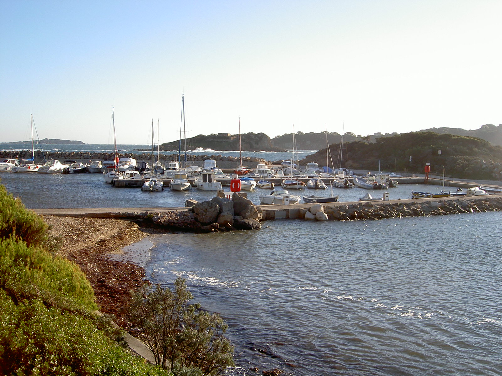 Foto von Plage du Port Auguier mit schwarzer sand & kiesel Oberfläche