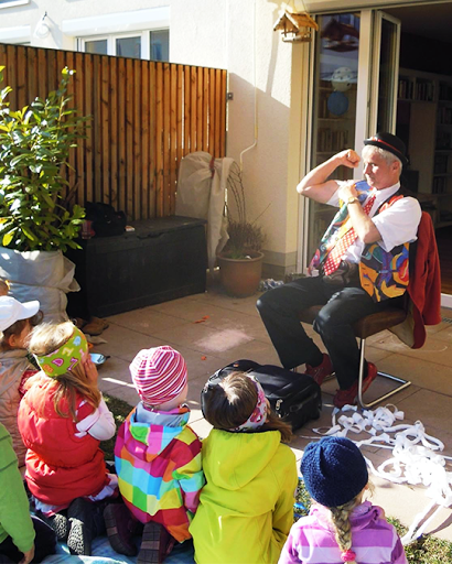 Zauberer Alberto, lustiger Kinderzauberer für Kindergeburtstag, Familienfest, Firmenfeier und Festival