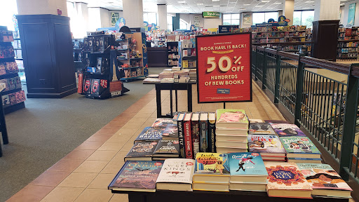 Book Store «Barnes and Noble», reviews and photos, 2500 N Mayfair Rd, Milwaukee, WI 53226, USA