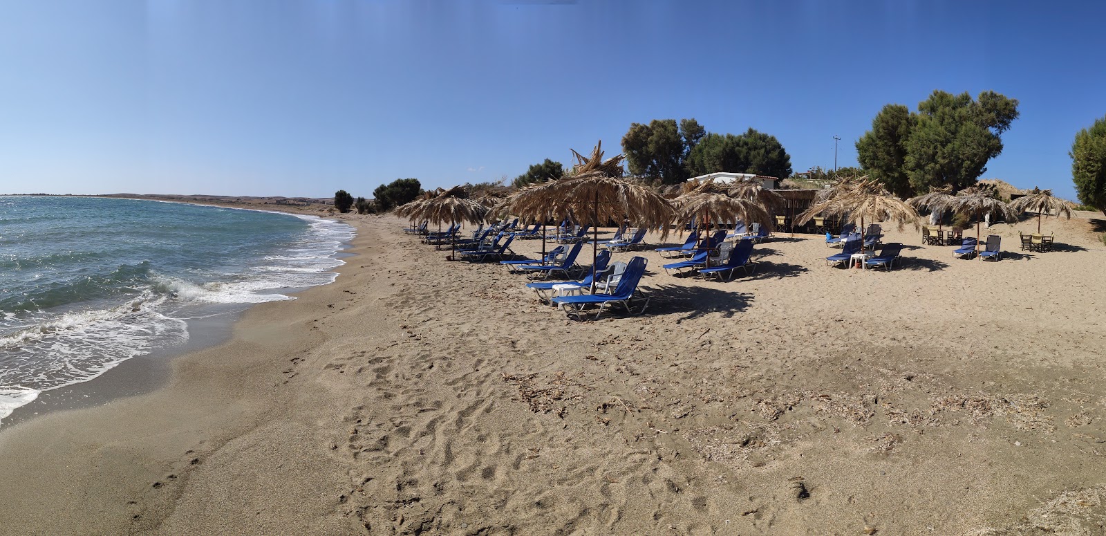 Foto van Plaka Beach gelegen in een natuurlijk gebied