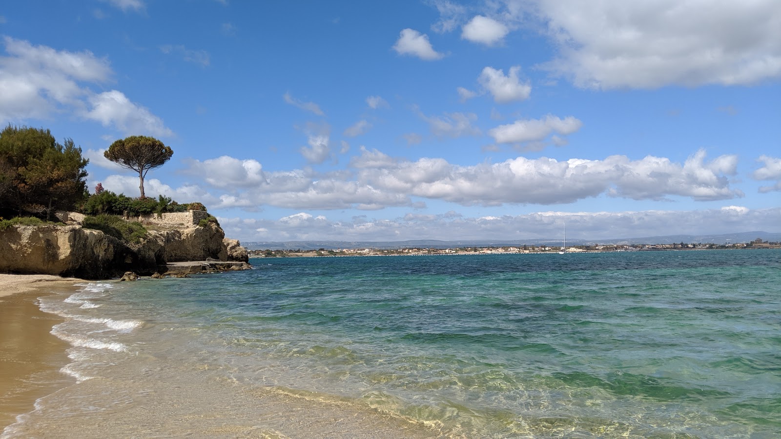 Foto di Punta Carrozza con una superficie del acqua cristallina