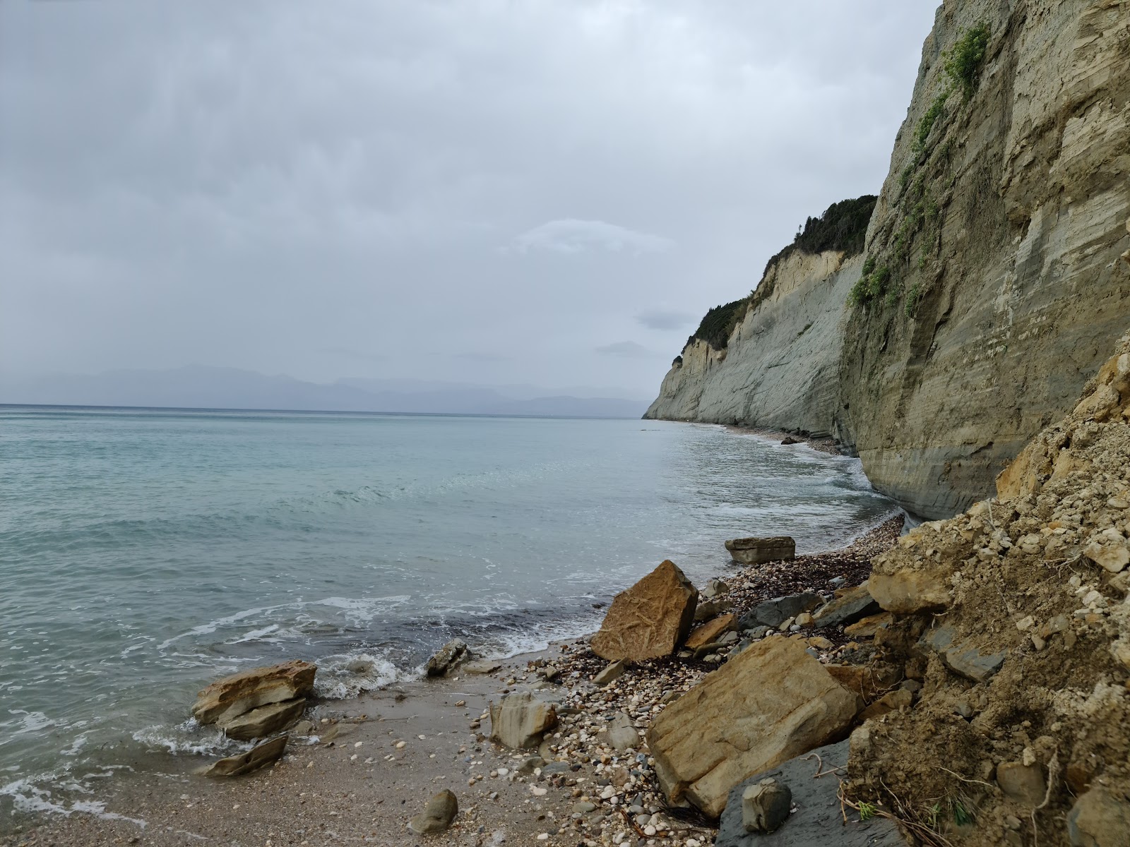 Foto van Gialos beach met gemiddeld niveau van netheid