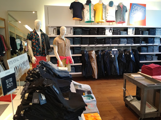 Clothing Store «Gap», reviews and photos, 3416 N Southport Ave, Chicago, IL 60657, USA
