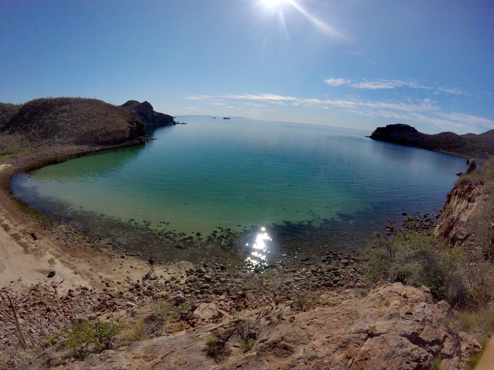 Fotografie cu Catalina Bay beach cu o suprafață de apă verde deschis