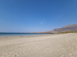 Photo de Glassiluan Beach avec rivage droit, long