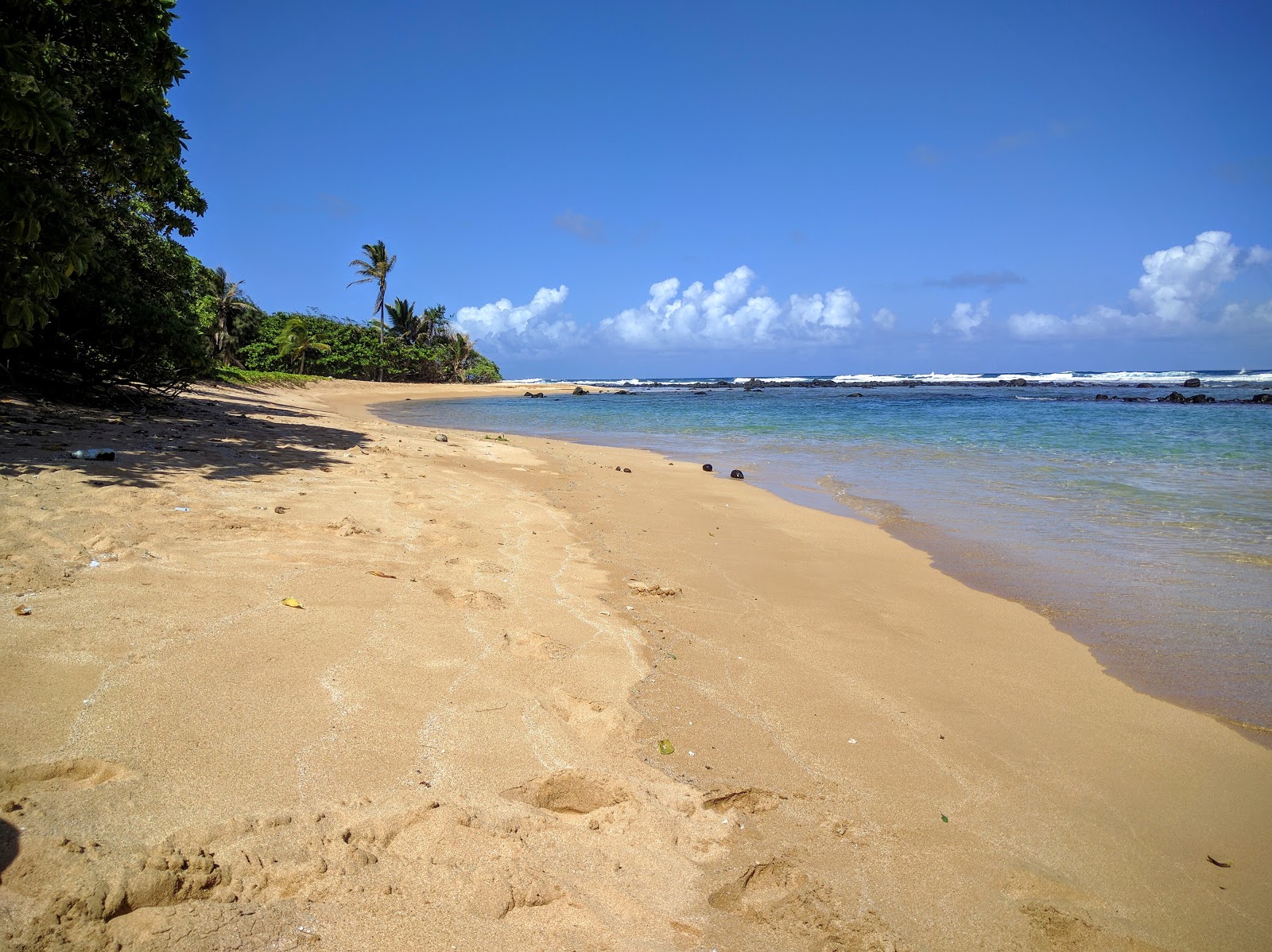 Photo de Papa'a Bay Beach avec sable brillant et rochers de surface