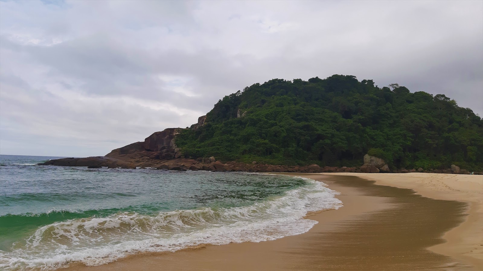 Foto af Praia do Leste bakket op af klipperne