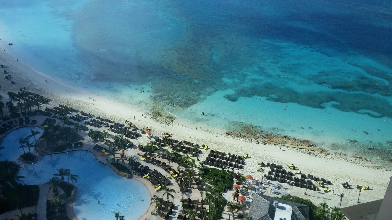 Paradise beach的照片 带有碧绿色纯水表面