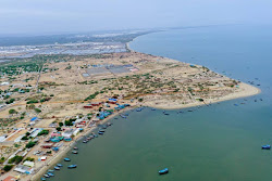 Foto von Tharuvai Kulam Beach mit geräumige küstenlinie