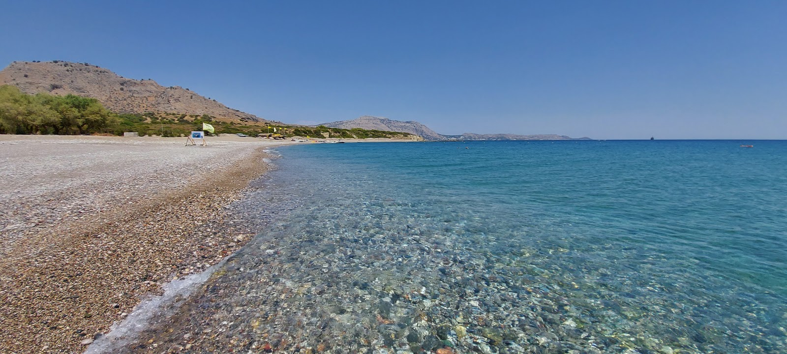 Fotografie cu Lindos Beach II cu o suprafață de pietricele beige