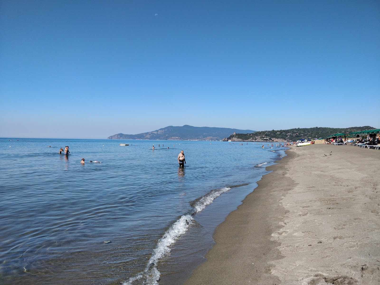 Zdjęcie Spiaggia Capalbio z powierzchnią brązowy piasek