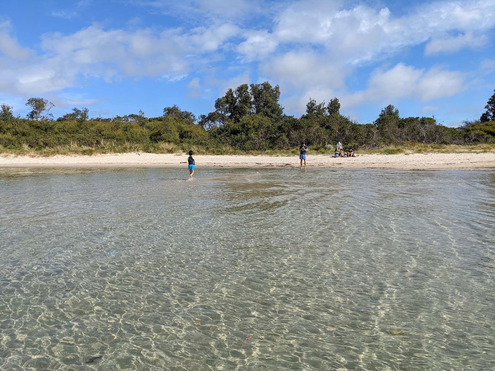 Photo de White Beach - endroit populaire parmi les connaisseurs de la détente