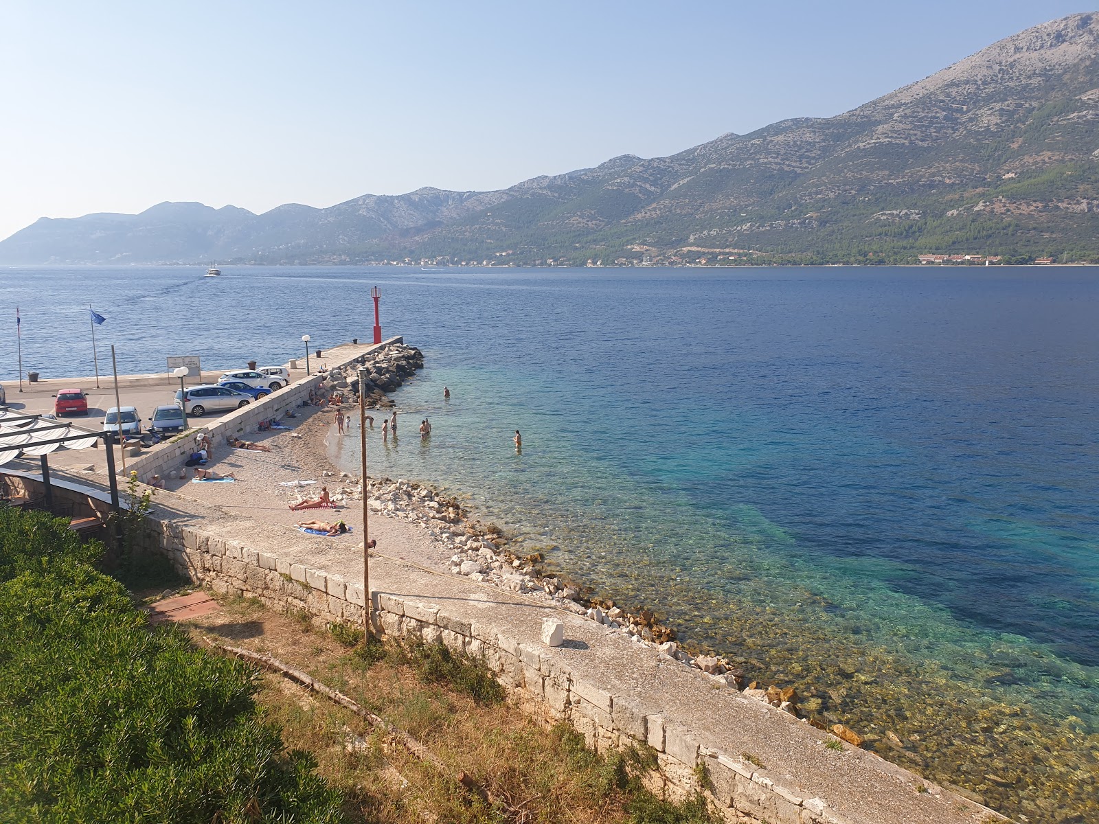 Foto de Zakerjan Zrnovo beach com água cristalina superfície