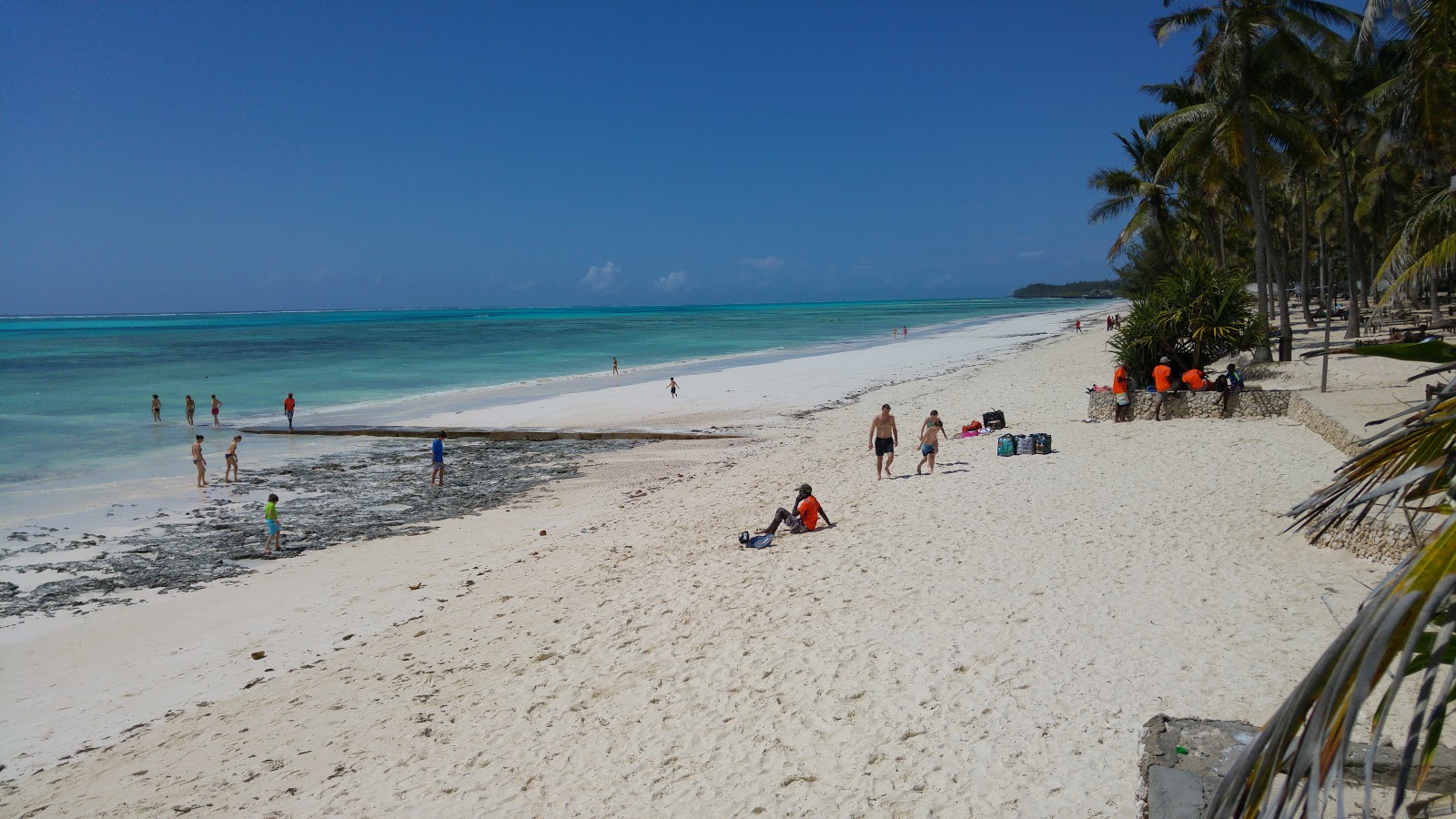 Foto af Pingwe Beach med hvidt fint sand overflade