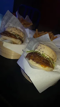 Plats et boissons du Restaurant de hamburgers Gomu Champs Elysées à Paris - n°16