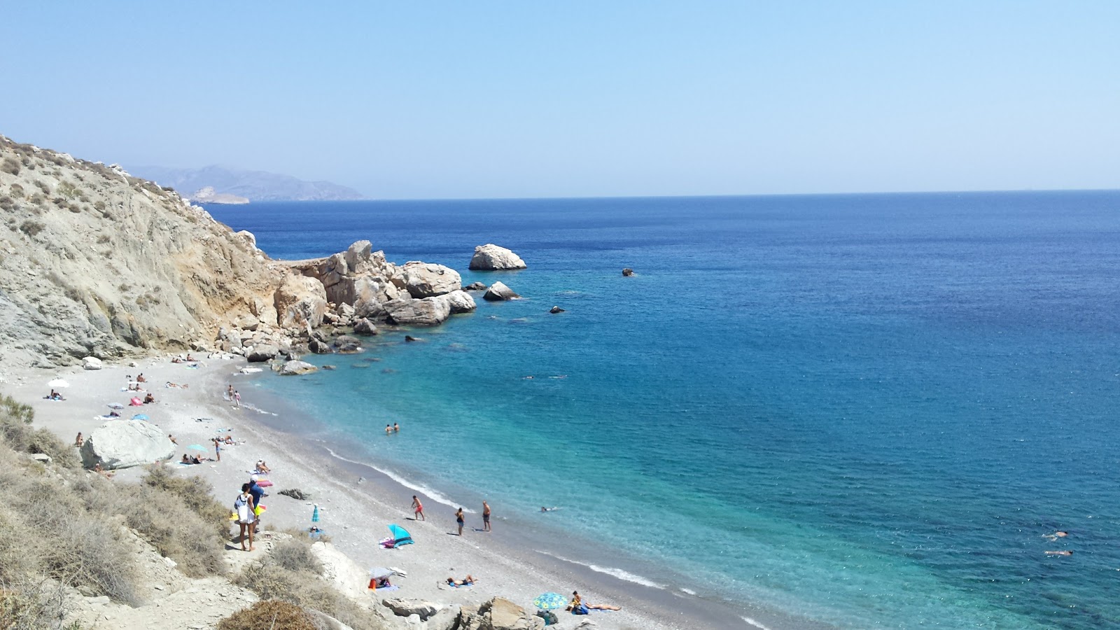 Foto de Katergo beach con algo limpia nivel de limpieza