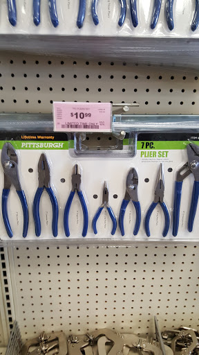 Hardware Store «Harbor Freight Tools», reviews and photos, 2487 S Seneca St, Wichita, KS 67217, USA