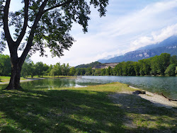 Plage du Plan D'eau Des Lones'in fotoğrafı - rahatlamayı sevenler arasında popüler bir yer