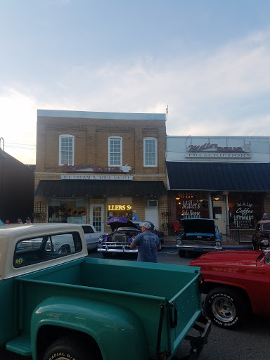 Restaurant «Miller Drug Ice Cream & Soda Shoppe», reviews and photos, 212 1st Ave E, Oneonta, AL 35121, USA