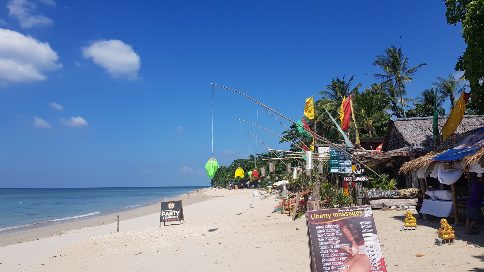 Foto av Klong Khong Beach omgiven av klippor