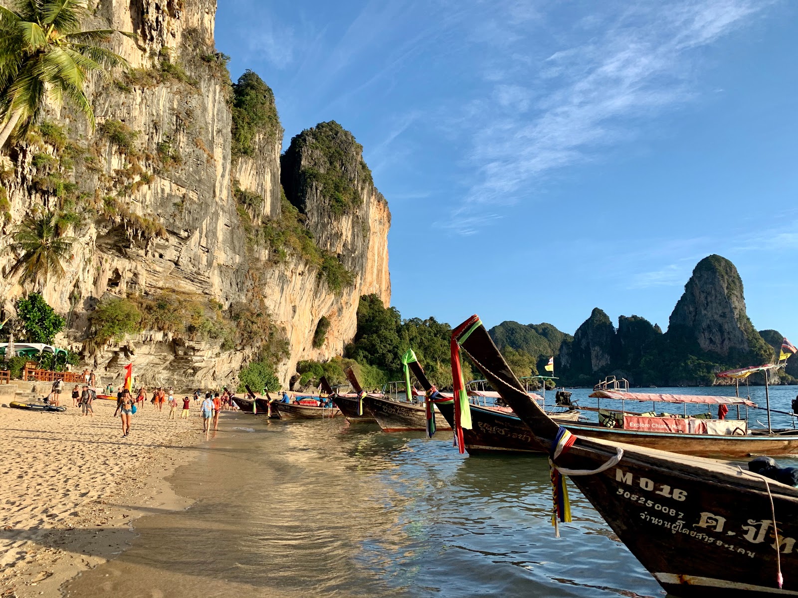 Foto di Tonsai Beach e l'insediamento