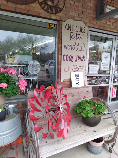 Finders Keepers Market, 1303 C St, Floresville, TX 78114, USA, 