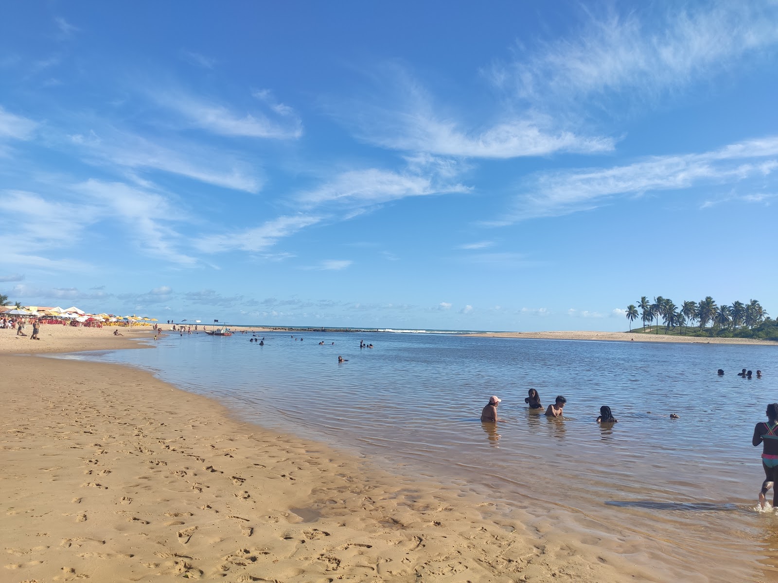 Foto de Praia da Barra com areia brilhante superfície