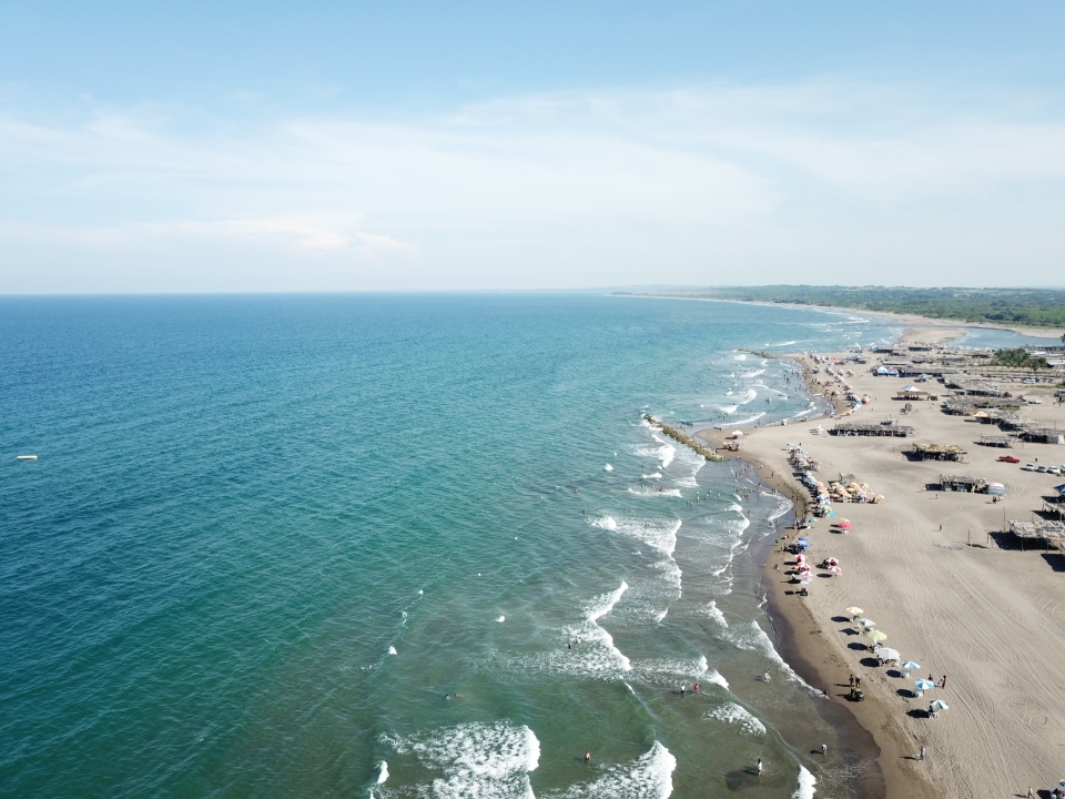 Φωτογραφία του Playa de Chachalacas με μακρά ευθεία ακτή