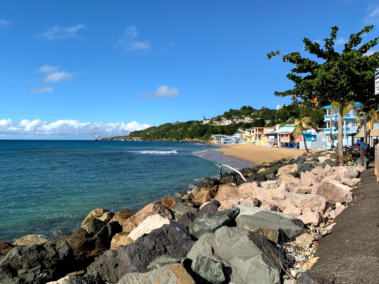 Rompeolas beach的照片 带有碧绿色纯水表面