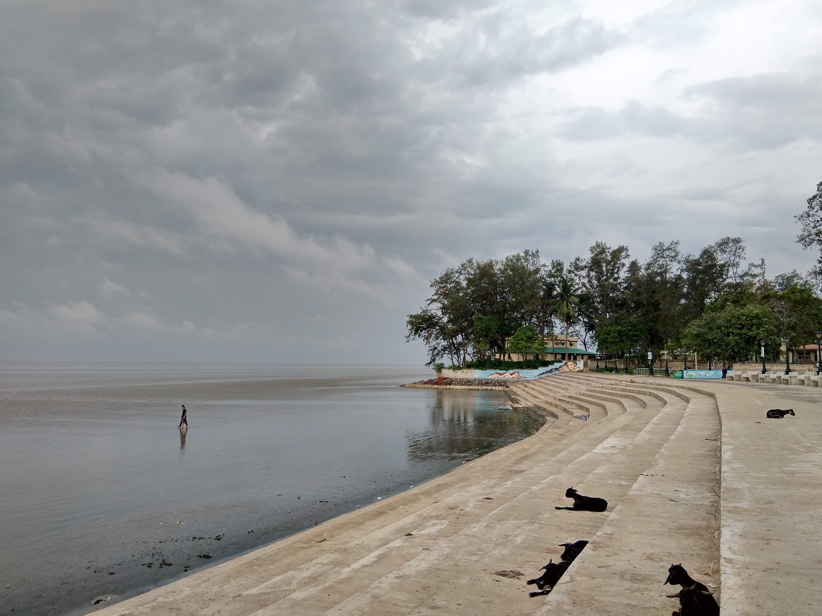 Fotografie cu Chandipur Beach - locul popular printre cunoscătorii de relaxare