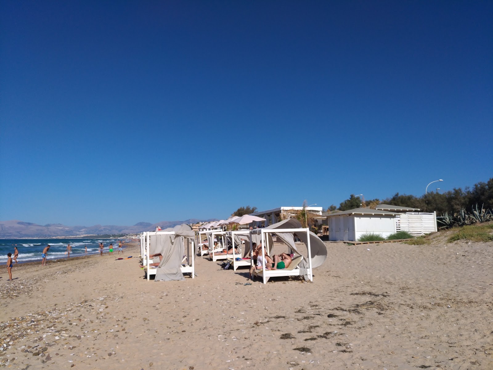 Alcamo Marina Beach'in fotoğrafı - rahatlamayı sevenler arasında popüler bir yer