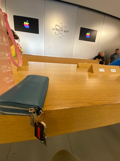 Computer Store «Apple Suburban Square», reviews and photos, 61 Saint James Pl, Ardmore, PA 19003, USA