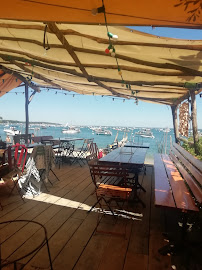 Atmosphère du Bar-restaurant à huîtres Emile et une huître à Lège-Cap-Ferret - n°13