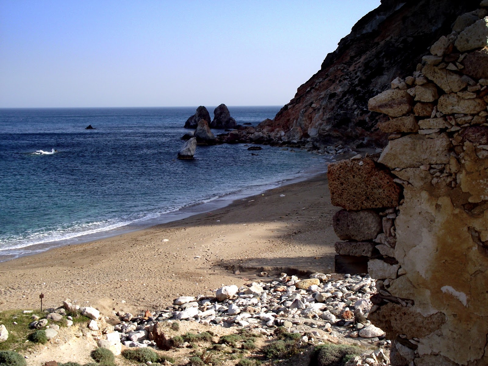 Foto von Paralia Thiafes mit schwarzer sand&kies Oberfläche