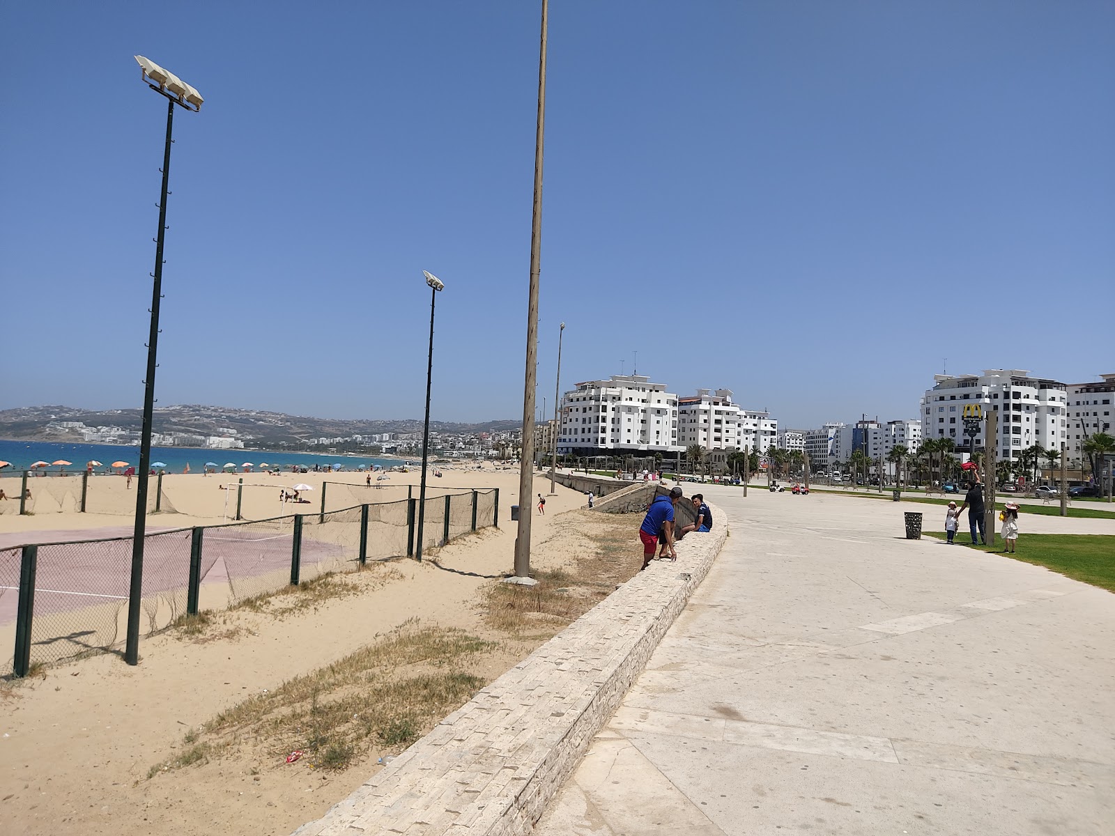 Photo de Plage de Tanger avec l'eau turquoise de surface