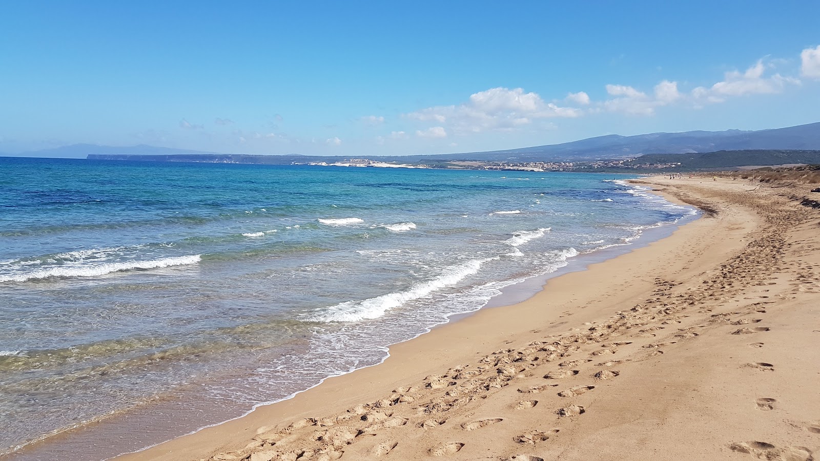 Foto di Spiaggia di Is Asrenas - luogo popolare tra gli intenditori del relax