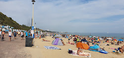 Φωτογραφία του Middle Chine beach περιτριγυρισμένο από βουνά