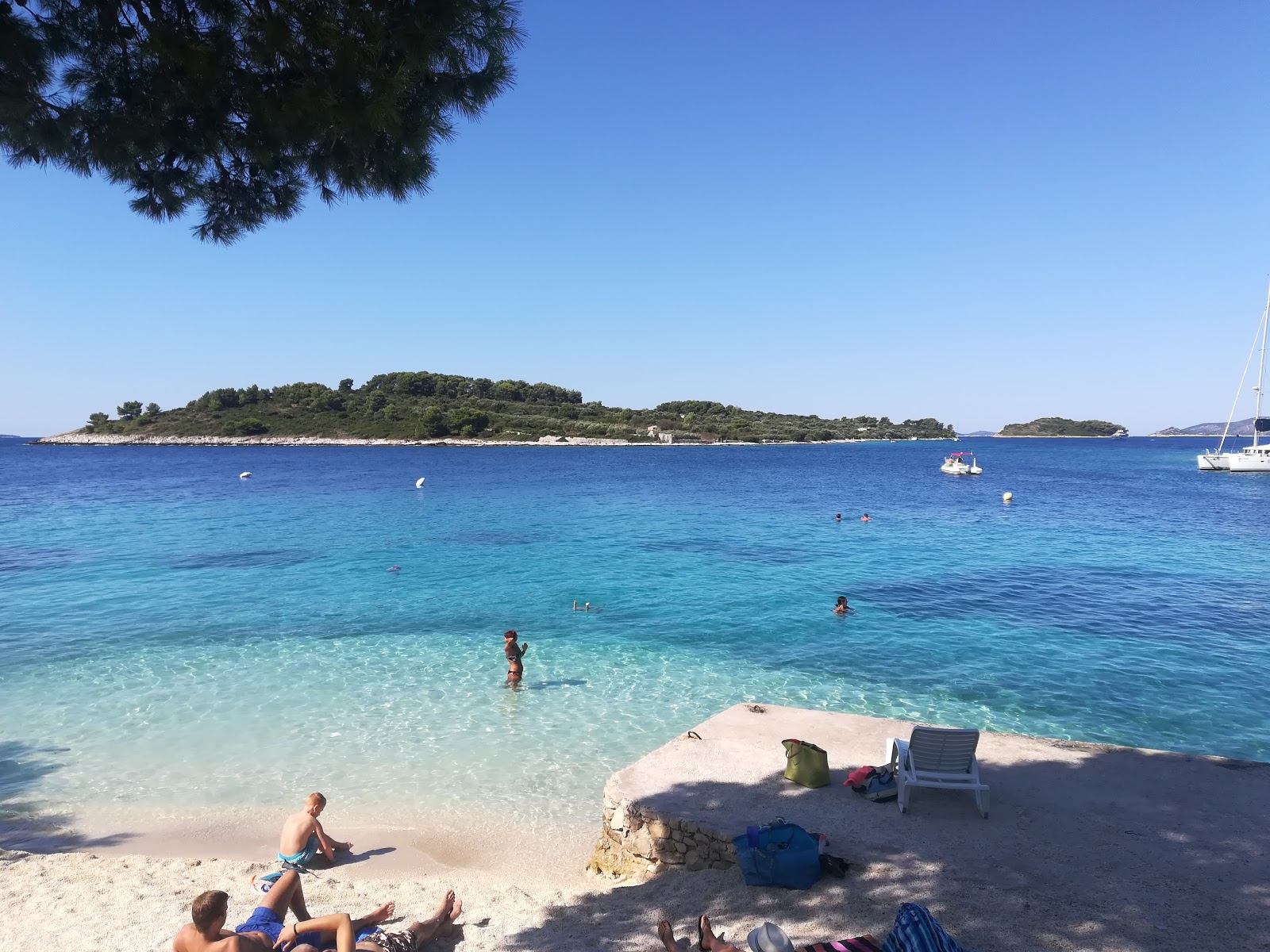 Φωτογραφία του Duga beach με μικρά μπεζ βότσαλα επιφάνεια