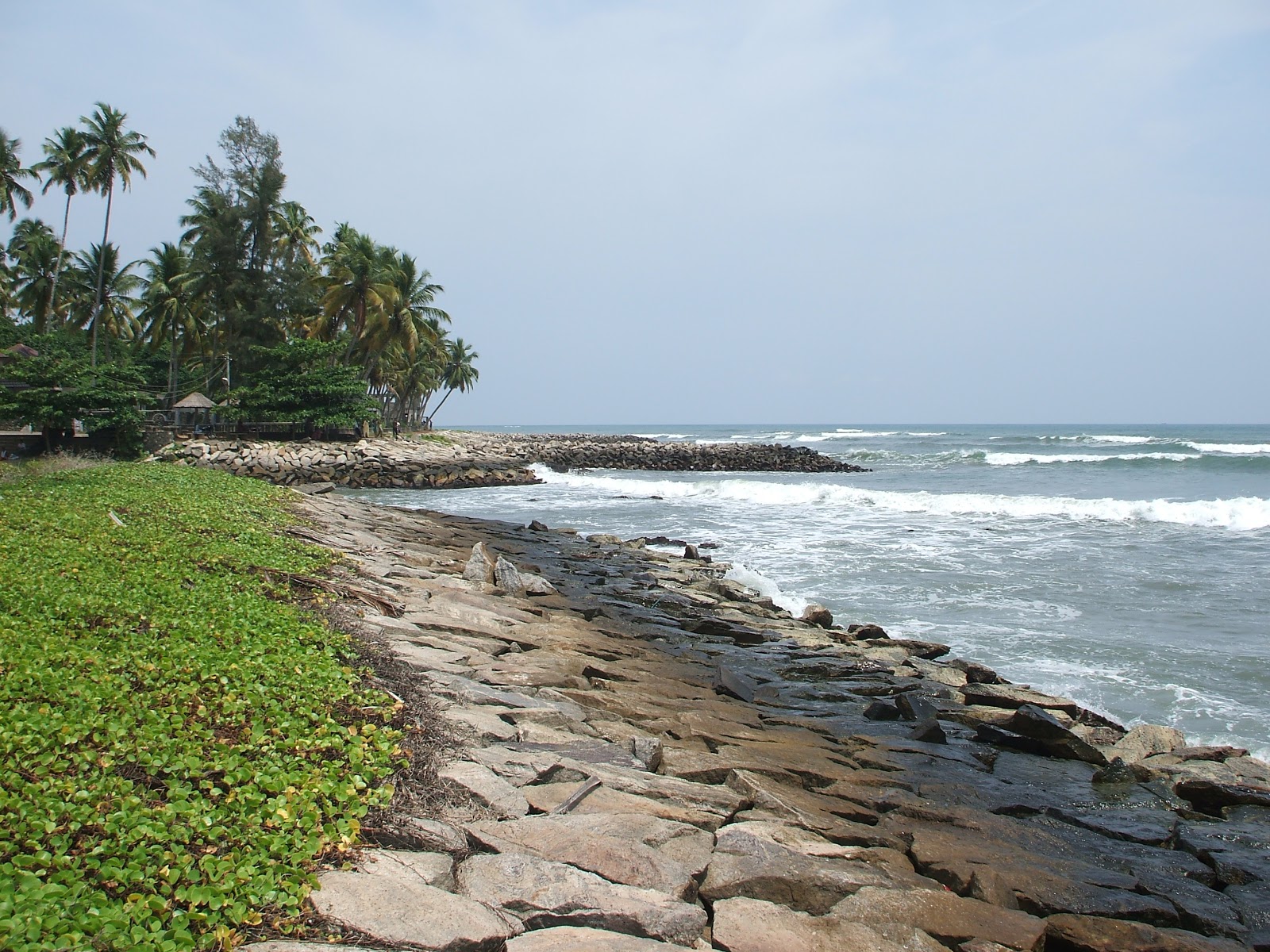 Foto van Thirumullavaram Beach met gemiddeld niveau van netheid