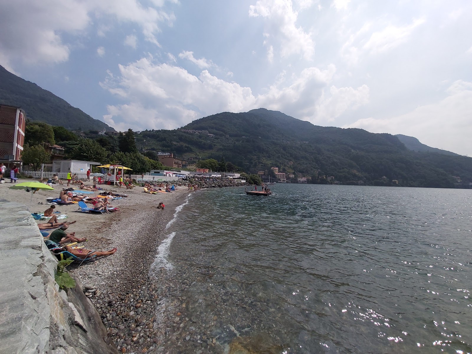 Fotografie cu Spiaggia di Bellano cu nivelul de curățenie înalt