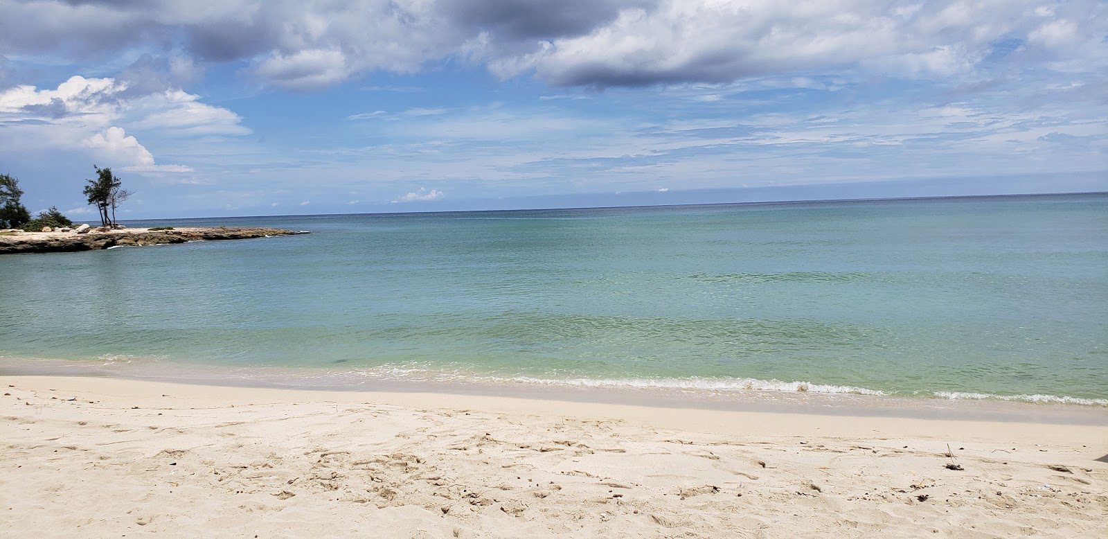 Foto van Playa de Tarara met kleine baai